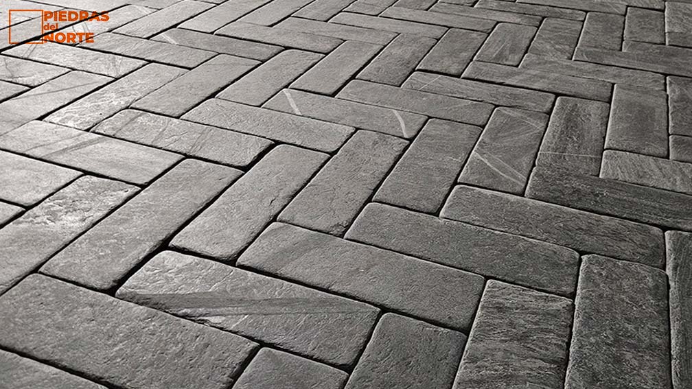Detalle de textura del adoquín de pizarra suavizada colocado.