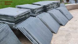 Plaqueta de pizarra verde.